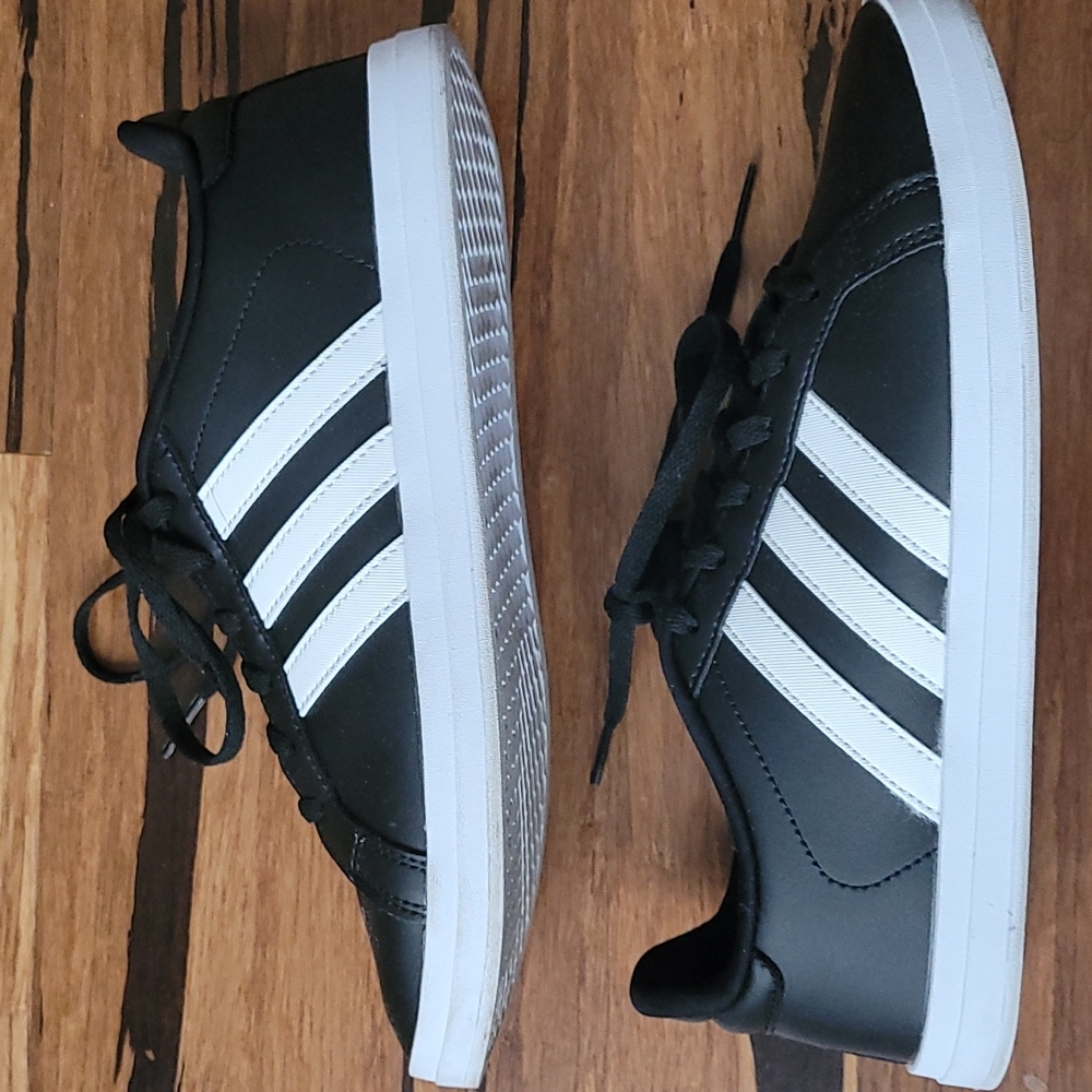 Courtpoint Adidas, Black and white classic, nearly new! - Picture 5 of 7
